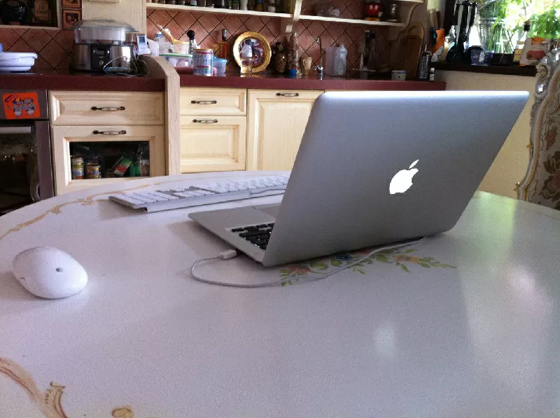 Продам супер тонкий MacBook Air + мышка + выносная клавиатура 2