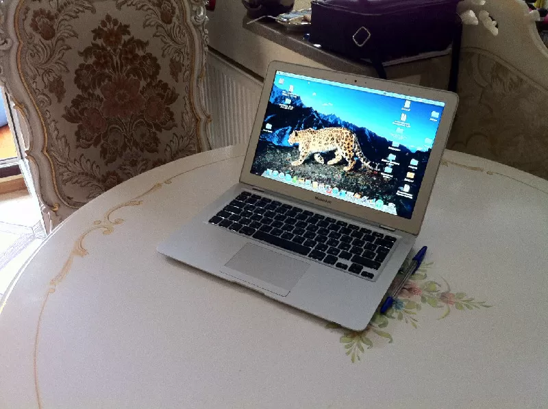 Продам супер тонкий MacBook Air + мышка + выносная клавиатура 4