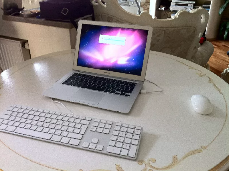 Продам супер тонкий MacBook Air + мышка + выносная клавиатура